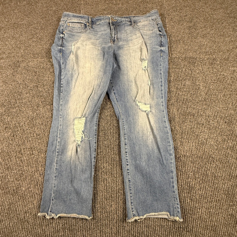 Torrid Boyfriend Jeans Womens Size 20 Light Wash Distressed Frayed Hem Denim